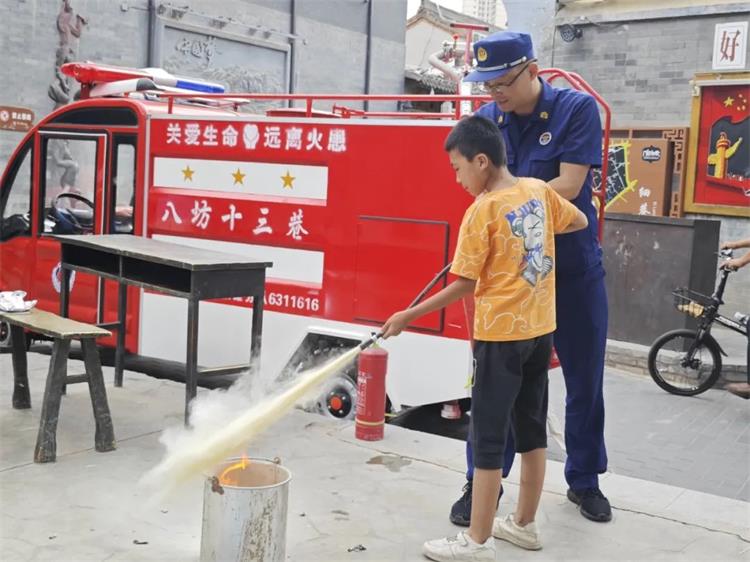 半岛官网入口：急救消防汽车(消防车具有哪些作用)